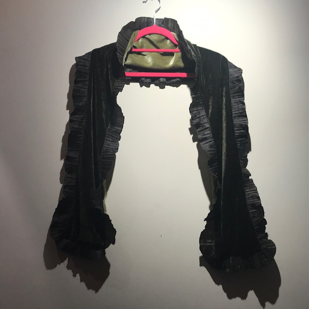 Very cute reversible and velvety green scarf!